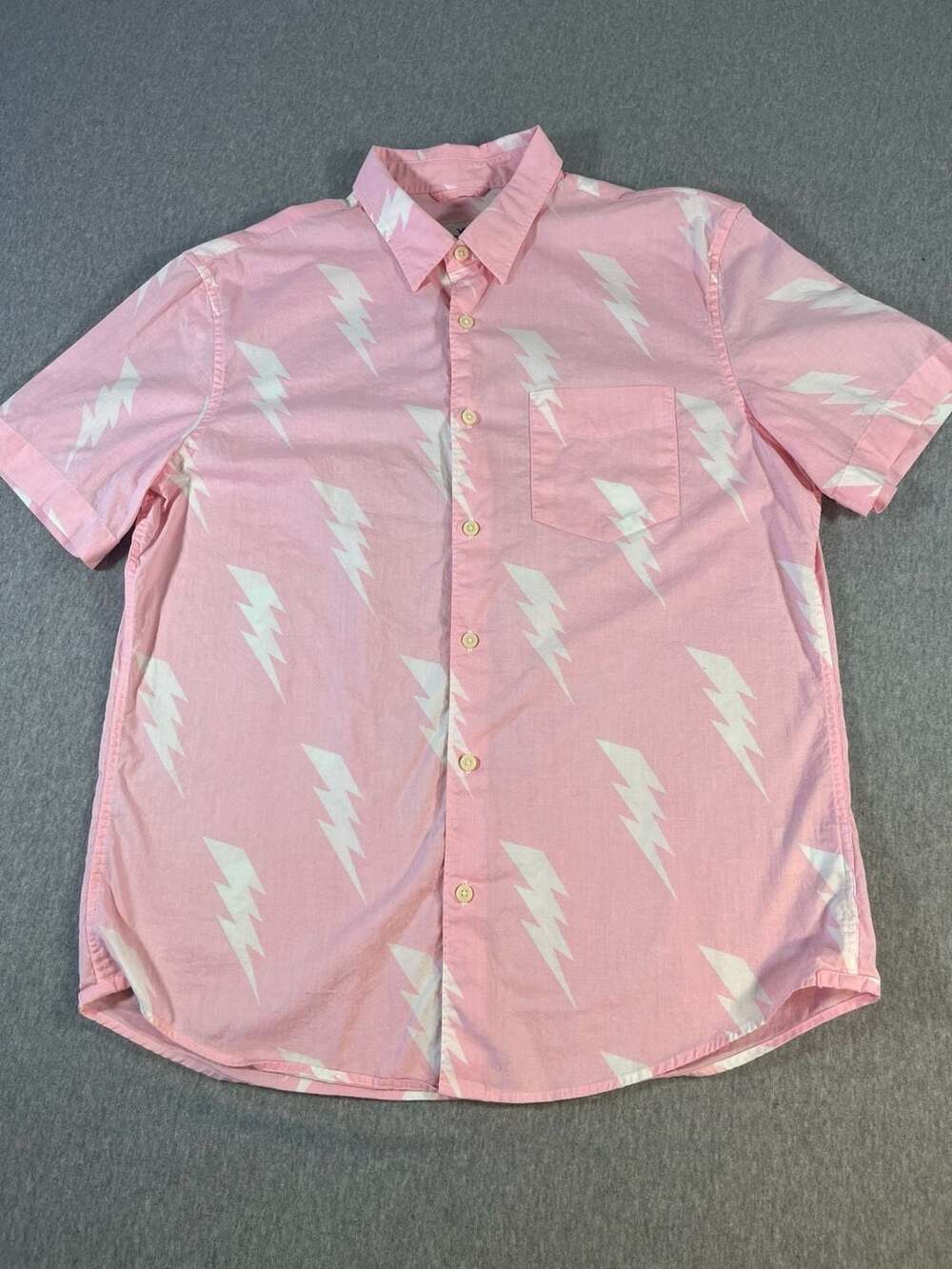 American Eagle Pink Lightning Bolt Print Short Sleeve Button Up Shirt Men’s M